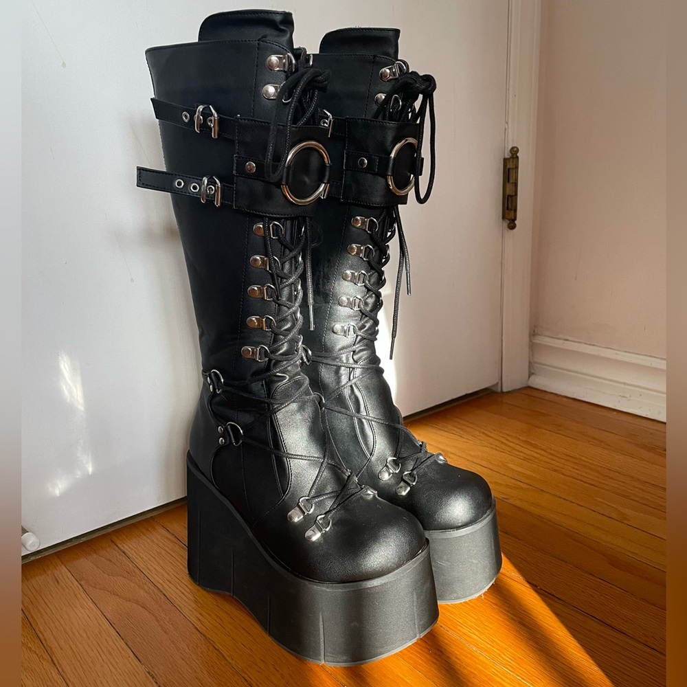 Kera-200 Demonia platform boots